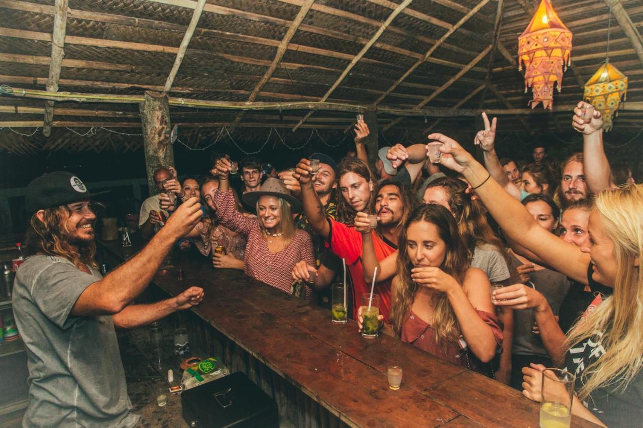 Surf & Party - Hostel Somewhere Else Canggu  Exterior photo